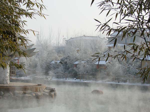 露天温泉:18000平米温泉乐园拥有26种独具特色的温泉浴,游泳池、针刺球、伞瀑浴、温泉理疗池、沙滩浴、石板浴、水滑梯、冲浪、急速漂流。