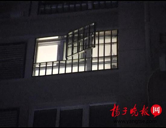 女孩所住的11楼房间防盗窗大开。