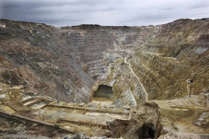 位于白银市白银区西北部的露天铜矿一号采场遗址。这里的矿坑直径超过1000米，已于1984年停产。1956年该矿坑的爆破开采成就了白银建市