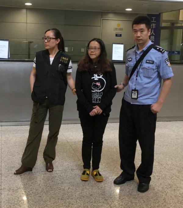 9月21日,上海浦东机场,犯罪嫌疑人刘某被上海警方从马来西亚押送回沪
