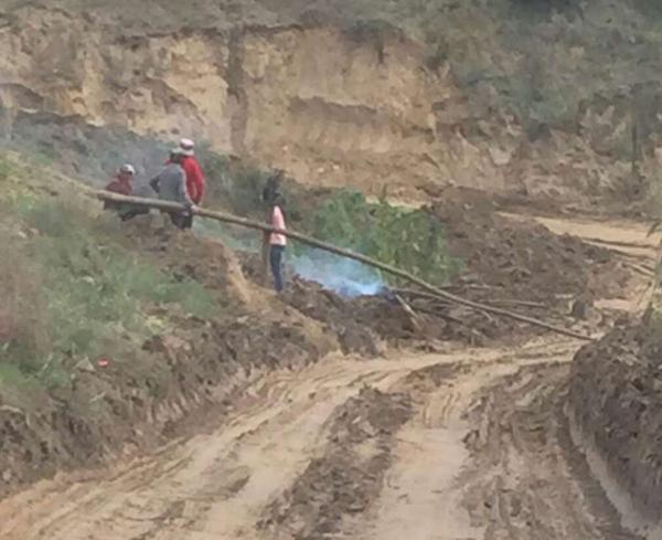 群众在变道处树干拦截过往车辆。