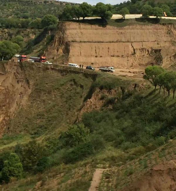 很多车主正在排队等待从变道通过。