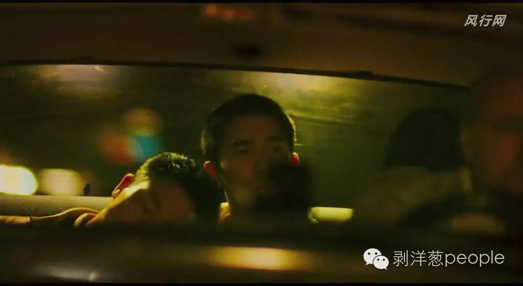 电影《春光乍泄》剧照。影片中黎耀辉(梁朝伟)与何宝荣(张国荣)是一对同性恋人。图片来自网络。