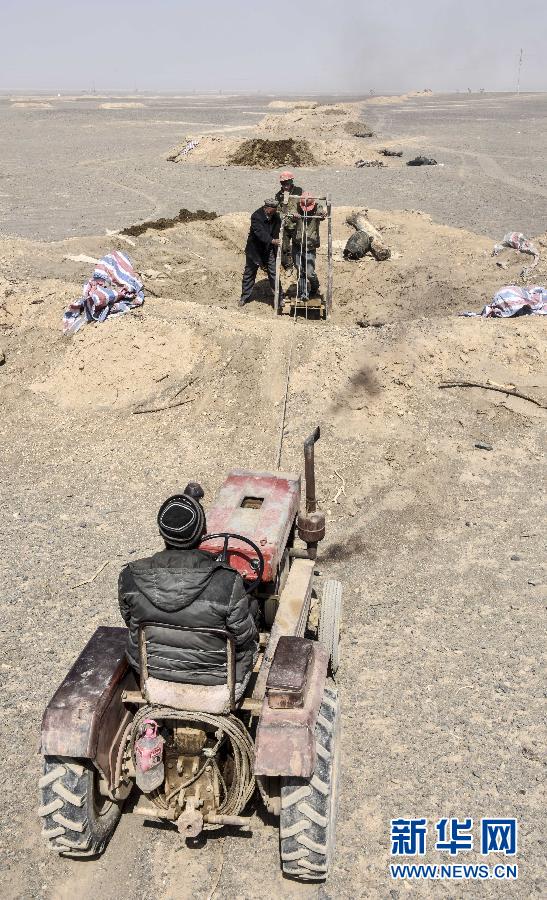 在坎儿井一处竖井口旁，掏捞手艺人阿不力米提・亚古甫一家在掏捞淤泥（4月3日摄）。 新华社记者 赵戈 摄