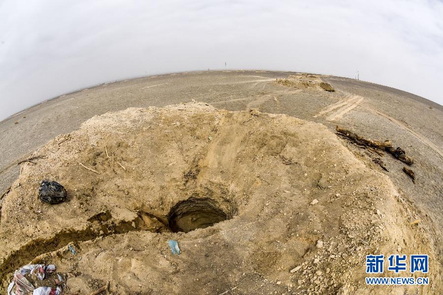 这是戈壁上“米墩”坎儿井的一部分景观（4月3日摄）。 新华社记者 赵戈 摄