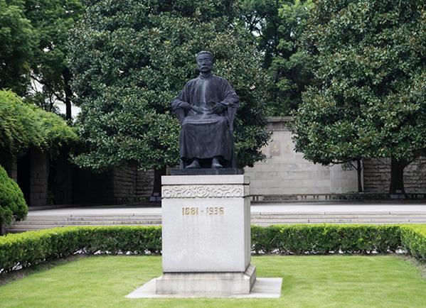位于上海鲁迅公园的鲁迅先生雕像 视觉中国图