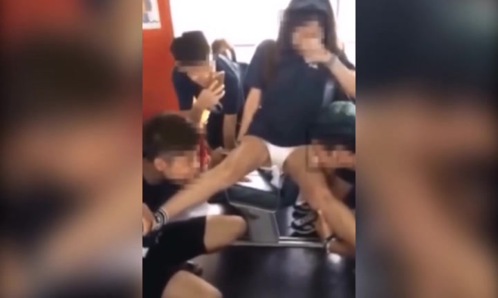 香港高校迎新被批恶俗 两男共舔一女生腿部 