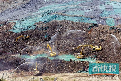 消防人员在现场喷水。