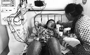 摄影 石天蛟养母在喂王丽娟吃饭。