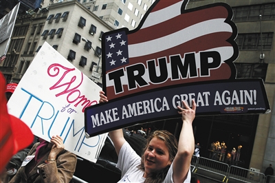 当地时间8日，纽约，美国总统候选人特朗普的支持者在曼哈顿特朗普大厦外集会。