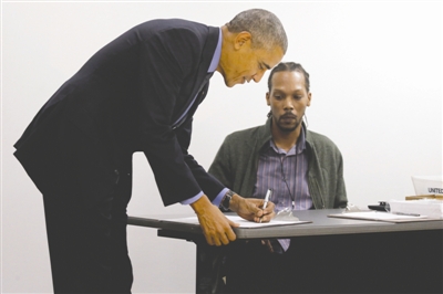 奥巴马，已投票10月7日，芝加哥，美国总统奥巴马（左）在一个投票站参加提前投票