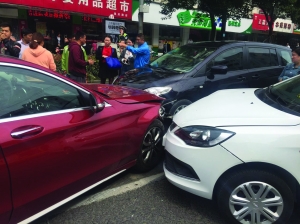 奔馳在南京鬧市接連撞人撞車一老人身亡圖