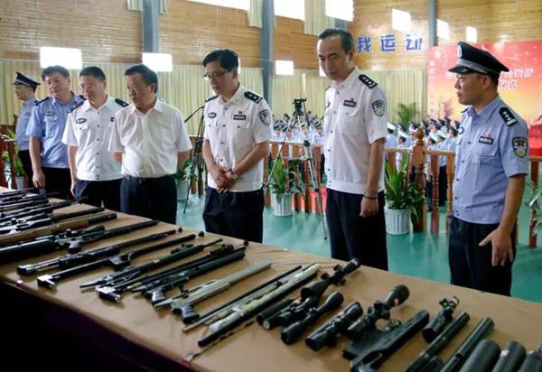 公安部宣传局局长刘家伟(右二)在市委常委、公安局长王建,常山县委书记王良春等陪同下视察该案缴获的枪支。 本文图片均来自 浙江常山公安