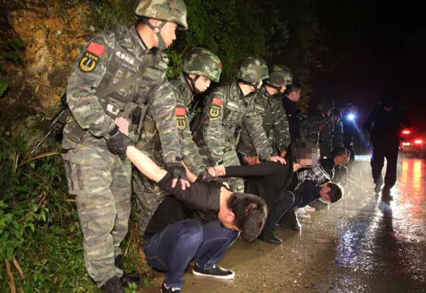 在警方包围圈内被抓获的部分涉案犯罪嫌疑人。