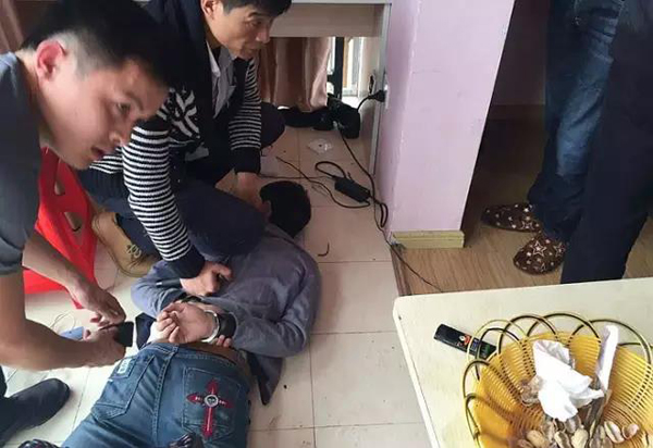 专案组民警赶赴外省抓捕涉案犯罪嫌疑人。