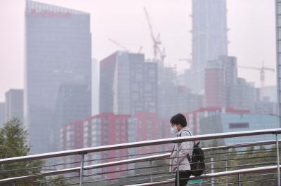 北京遭遇连续4天雾霾天。