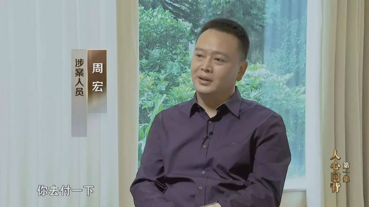 张慧清喜欢打牌,老板就经常到白家陪着打牌,借机拉近距离