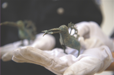 眉山警方追缴回来的叼着鱼的青铜鸟 蒋麟 摄