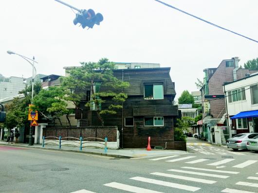 据韩国媒体报道,韩国首尔房价暴涨,多个城市的房价超过历史最高值,有