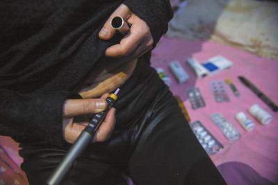 自12岁起,为治疗糖尿病,郝烨宣每天都要为自己注射胰岛素。