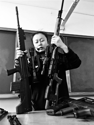 云南警校女教师“扛枪”上课走红