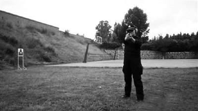 云南警校女教师“扛枪”上课走红