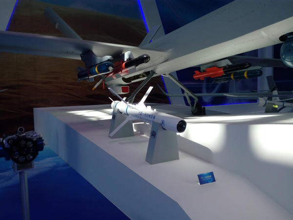 与彩虹-4无人机一同展出的天雷一号空地导弹，机翼挂载的蓝色导弹是AR-1空地导弹