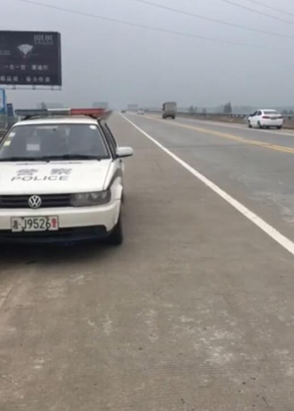 沅水大桥混合车道位置上,停放有一辆车牌号为湘J9526警的警车。