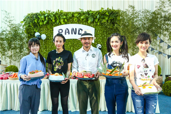 在奶爸奶妈的指导下,她们给2015年出生的滚滚们喂奶,长发差点垂到奶盆里;