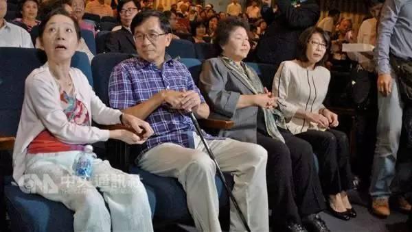 台中监狱表示,高雄民众拍摄陈水扁散步引发的风波,中监不受任何影响,因这涉及扁的心理与生理,必须由专业医疗小组作精准评估。 台中监狱每月都会定期派员南下访视陈水扁,此次,医疗小组所提出的医疗评估报告指出,他的病况仍未明显改善,符合“监狱行刑法”第五十八条“在监不能为适当之医治”,仍须在外接受心理、生理的治疗。