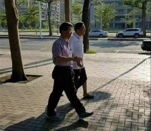 但这位网友又拿出视频强调绝非造假,视频中正在散步的陈水扁发现被拍后痛斥拍摄者“没救了!”
