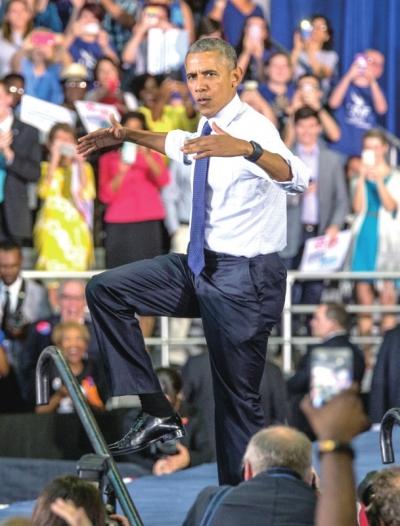 美国总统奥巴马模仿鱼鹰振翅，为总统候选人希拉里拉票。