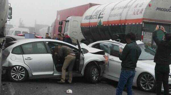 事故现场11月6日晨,浦东新区区域内s32高速公路发生多起追尾交通事故
