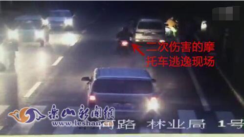 乐山新闻网讯 原本是一起普通的交通事故,却因为路人的冷漠而导致伤者遭到二次伤害,更令人气愤的是肇事的两辆摩托车司机面对事故时都选择了丢下伤者逃逸现场。近日,一段交通事故的小视频在朋友圈里流传,市民们纷纷评论,这样的行为太丢脸!