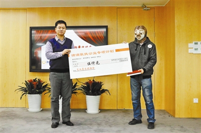 司机张先生获得滴滴公司和警方的联合表彰