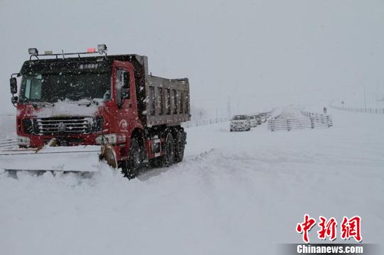 暴雪天气，哈巴河县区域内普遍能见度低，一辆小轿车因车速过快滑下路基。 朱黎明 摄