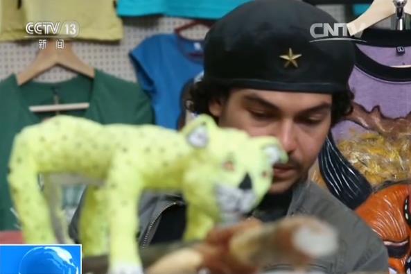 古斯塔沃在利马经营一家南美特色的服装和工艺品小商店,他希望此次在利马举办的亚太经合组织会议能吸引全球更多的游客走进秘鲁,感受秘鲁文化。