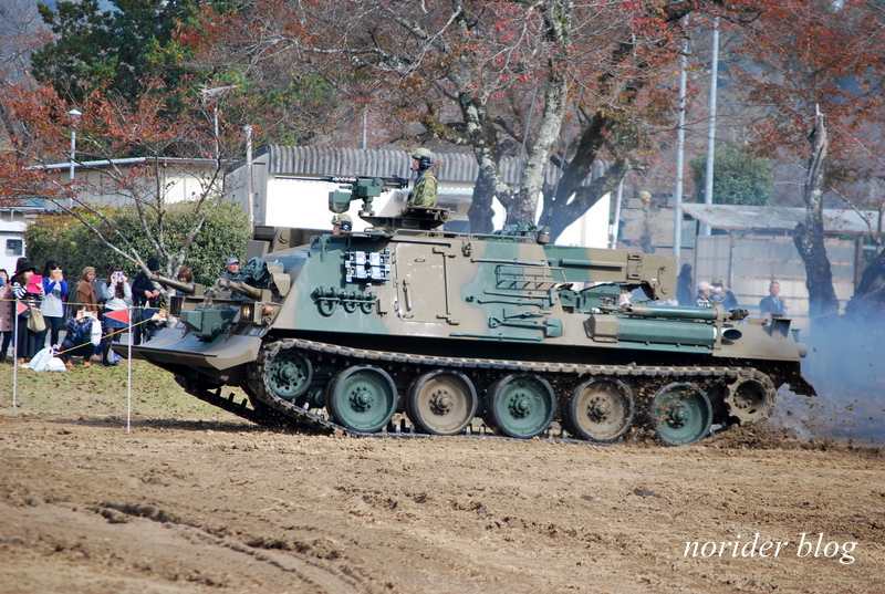 日本自衛隊紀念日活動裝甲車跑著跑著輪子掉了