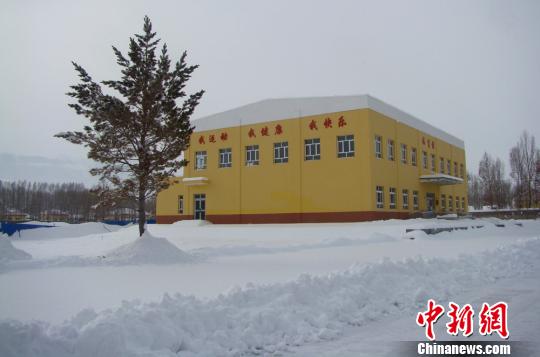 21日凌晨，学校被厚厚的积雪覆盖。 王德明 摄