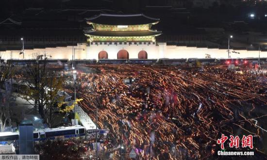 当地时间11月19日，要求韩国总统朴槿惠下台的第四次韩国民众大规模烛光集会在首尔市等46个地区举行。