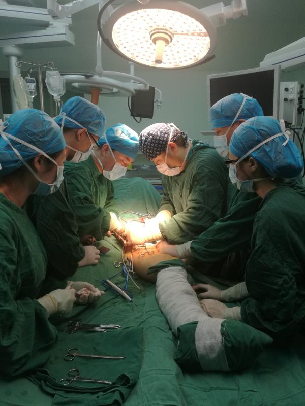 医生们正在手术室内为沈师傅做手术 深圳市人民医院供图