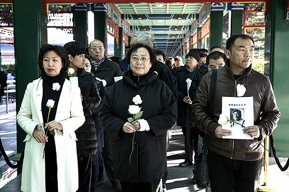 两岸近千人送别陈映真俞正声刘延东送花圈