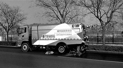 昨天,北京环卫集团机扫公司员工驾驶金耀蓝纯电动洗地车在北四环辅路进行道路作业