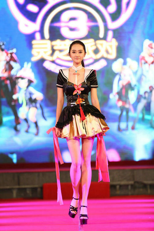 国服首届服装设计比赛的冠军作品：“迷失”