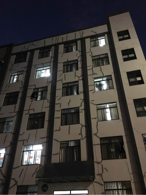 云南林业职业技术学院一宿舍楼出现大面积裂缝,修补后,墙体留满形似“绷带”的痕迹。微博 @直播云南 图