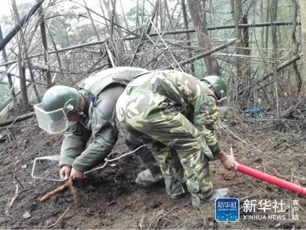 掃雷兵冒死徒手拆生鏽地雷 附近遍佈骷髏圖標第1頁:掃雷兵拆除生鏽