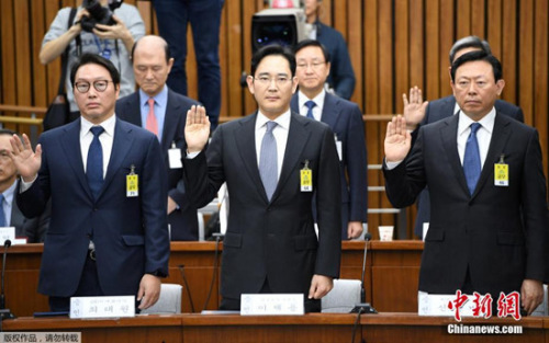 另一方面，韩国国政调查特别委员会对于“亲信门”的调查也在持续不断地进行，并于12月初分别召开两场听证会。