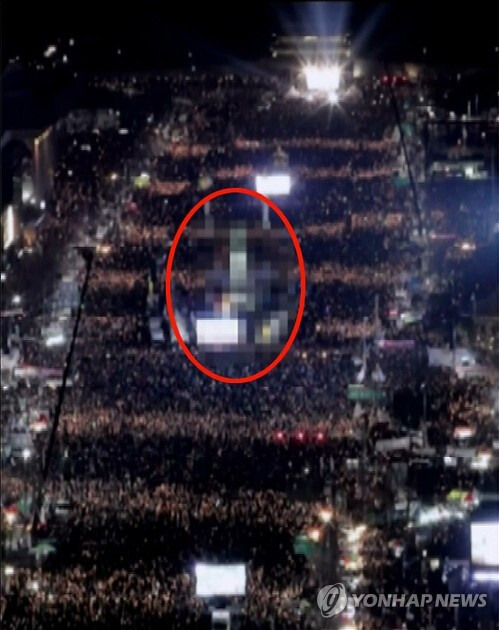 之前，朝鲜劳动党机关杂志也报道了韩国烛光集会的有关新闻，使用的照片主要是周边建筑物不突出、对群众进行特写的照片。
