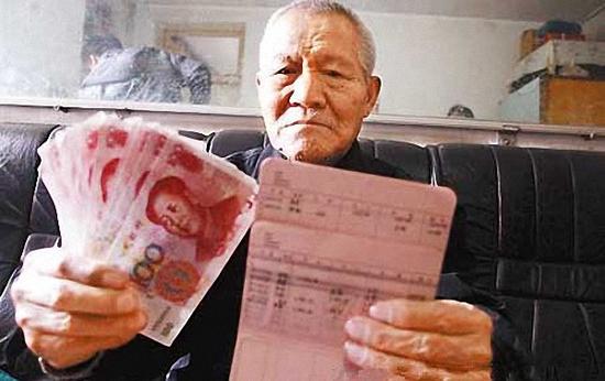 不管怎么说，中国的另外一个问题就是退休太早，55岁还是60岁退休都是太早，所以中国人力资源浪费现在是非常严重。这个问题引申出另外一个问题，如果我们不让他50岁、55岁、60岁退休，我们一股脑把退休年龄提到60岁可以吗?那么就业就成了问题。我觉得和第一个问题连起来考虑，让50岁的人退休了干什么呢?而且这些人也愿意干，就养着第三代，解放出80后、90后，提高劳动生产率以服务社会。