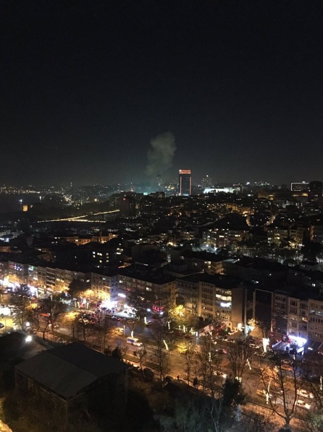 国外社交网站“推特”上有网友发布了现场图片,称听见了爆炸声并看见有烟雾升起。